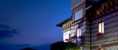 Façade de l’hébergement - soirée/nuit