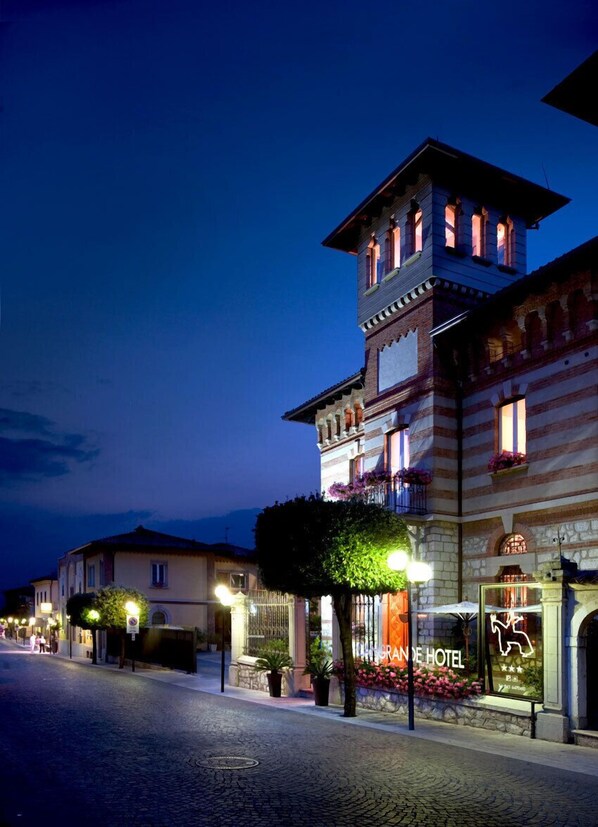 Fassade der Unterkunft – Abend/Nacht