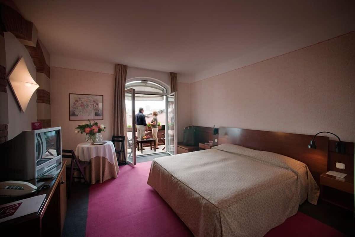 Doppia Superior | 1 camera, minibar, una cassaforte in camera, una scrivania