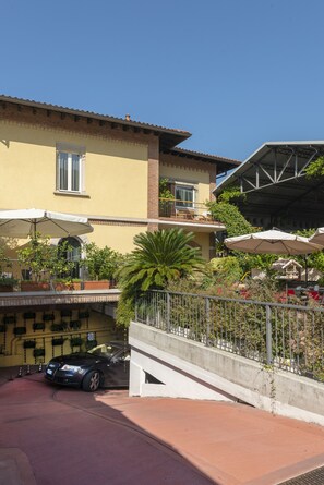 Free self parking - Cangrande Hotel (Lazise)