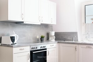 Cafetera o tetera, frigorífico, microondas y horno