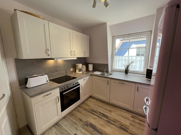 Kühlschrank, Mikrowelle, Ofen, Herdplatte