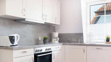 Wasserkocher mit Kaffee-/Teezubehör, Kühlschrank, Mikrowelle, Ofen
