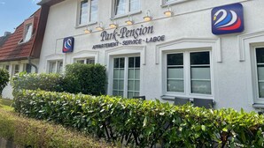 En bygning med et skilt, der siger "Park-Pension APPARTEMENT - SERVICE - LABOE".