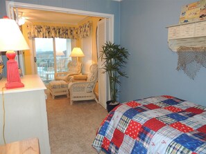 콘도, 침실 2개 | 2 개의 침실, 각각 다른 스타일의 인테리어, 각각 다르게 가구 비치, 책상