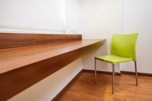 Premium bedding, individually decorated, individually furnished, desk - BH Business Hotel Group (Reynosa)