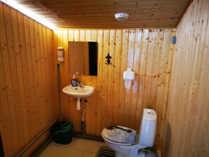 ジュニア アパートメント 2 ベッドルーム ガーデンビュー | バスルーム | シャワー、タオル、石鹸、トイレットペーパー