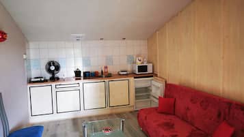 Family Apartment, 1 Bedroom, Garden View | Private kitchenette