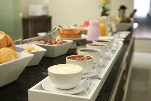 朝食 (ビュッフェ)、毎日提供 (無料)