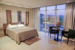 ミニバー、遮光カーテン、WiFi (無料)、ベッドシーツ