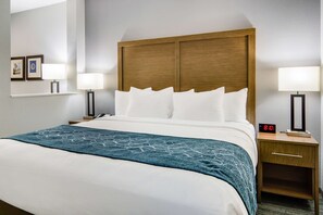 Suite, 1 cama de matrimonio grande, no fumadores (Efficiency) | Escritorio y espacio para trabajar con un portátil