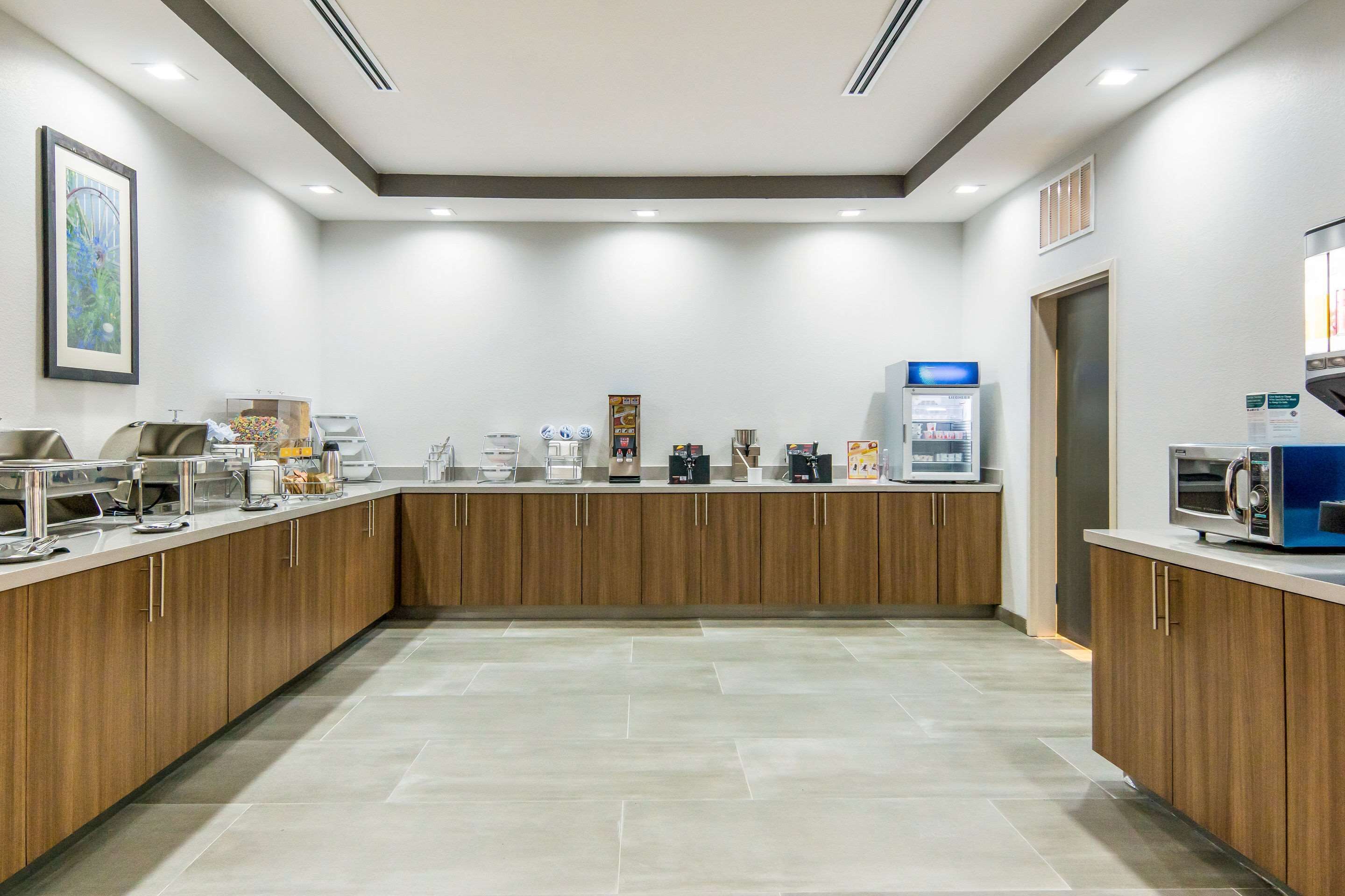 free daily full breakfast