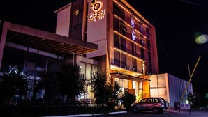 A modern hotel with a prominent 'OPEN HOTEL' sign, large windows, and a covered entrance area. - Open Hotel (Quillota)