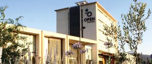Un moderno edificio de hotel con un cartel que dice "OPEN HOTEL".