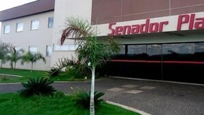 A building with a sign reading "Senador Plaza". - Senador Plaza Hotel (Senador Canedo)