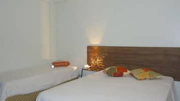 Quarto triplo, várias camas | Escrivaninha, Wi-Fi de cortesia, roupa de cama