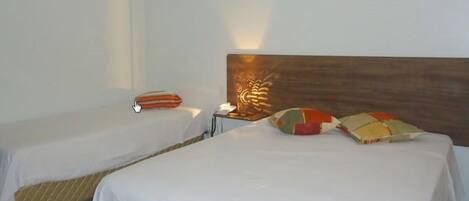 Habitación triple, varias camas | Escritorio, wifi gratis y ropa de cama