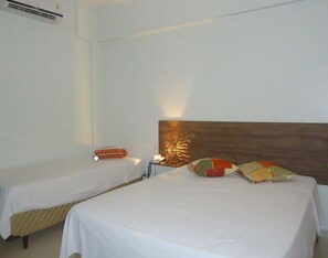 Chambre triple, Plusieurs lits | Bureau, accès au Wi-Fi (inclus), literie fournie