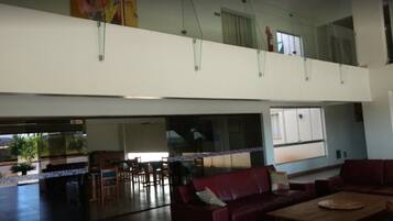 Café da manhã com buffet grátis todos os dias