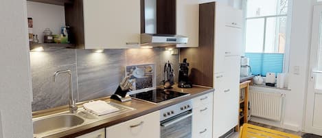 KĂŒhlschrank, Mikrowelle, Ofen, Herdplatte