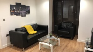 Apartment | Living area | Smart TV - Tamar House (Reading)