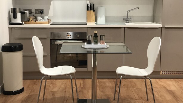 Apartment | Private kitchen | Full-size fridge, oven, stovetop, dishwasher - Tamar House (Reading)