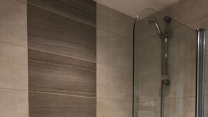 Apartment | Bathroom | Hair dryer, towels, toilet paper - Tamar House (Reading)
