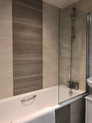 アパートメント | バスルーム | ヘアドライヤー、タオル、トイレットペーパー