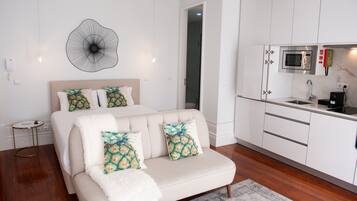 City Studio Suite | Individually decorated, individually furnished, desk, blackout drapes