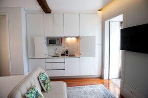 城市开间套房 | 特色装修、特色家居、办公桌、遮光窗帘