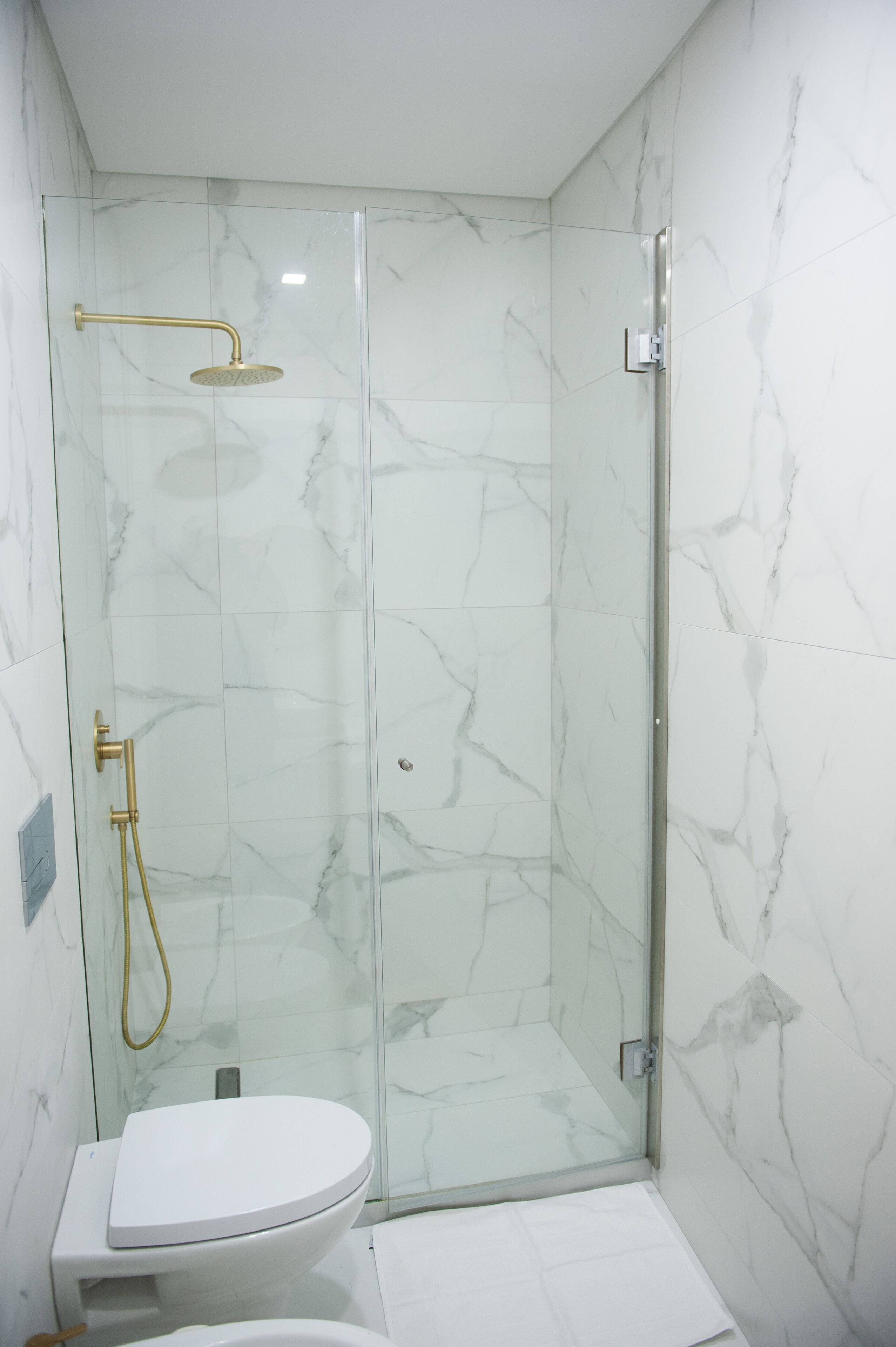 Dusch, hårtork, bidé och handdukar