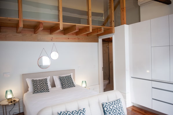 Studio Suite trung tâm thành phố | Trang trí khác biệt, trang bị nội thất với thiết kế riêng biệt, bàn 
