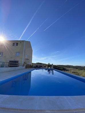 En swimmingpool med fri utsikt över en byggnad i bakgrunden.