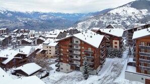 A snow-covered mountain town with wooden buildings and a ski resort in the background. - Pracondu 1 407 - OUTDOOR & FUN  apartment 6 pers (Haute-Nendaz)