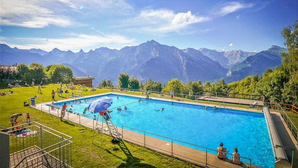 A swimming pool with a view of mountains in the background. - Pracondu 1 407 - OUTDOOR & FUN  apartment 6 pers (Haute-Nendaz)
