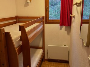 A bunk bed with a window and a radiator in a room. - 3-Room Apartment for 6 with Balcony in Puy-Saint-Vincent (Puy-Saint-Vincent)