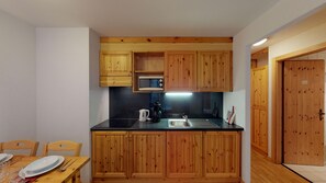 Fridge, microwave, dishwasher, coffee/tea maker