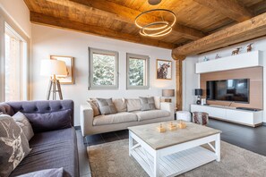 Fernseher, Kamin, DVD-Player