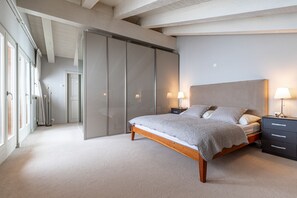 5 bedrooms, iron/ironing board, free WiFi, bed sheets