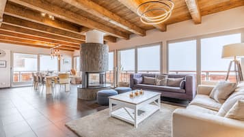 Televisie, een open haard en een dvd-speler