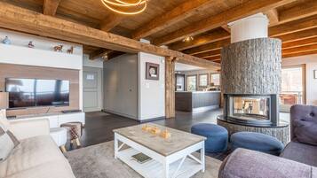 Fernseher, Kamin, DVD-Player