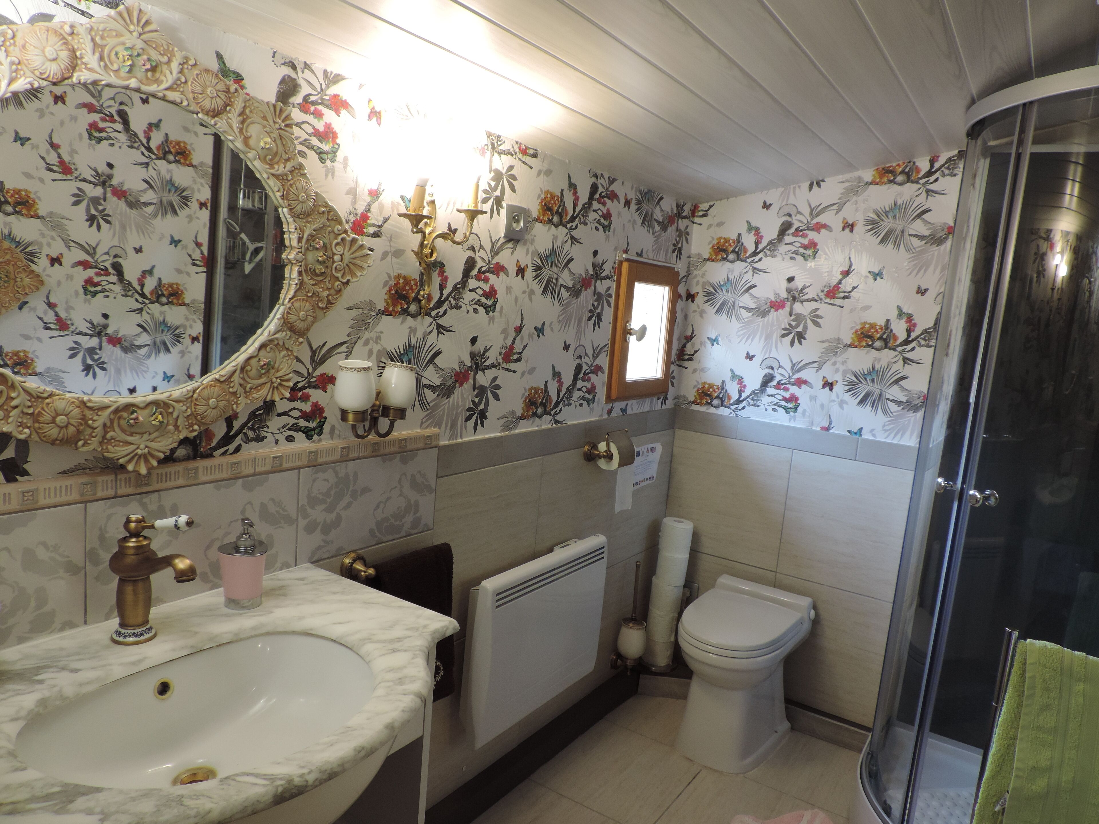 Douche, sèche-cheveux, serviettes fournies, savon