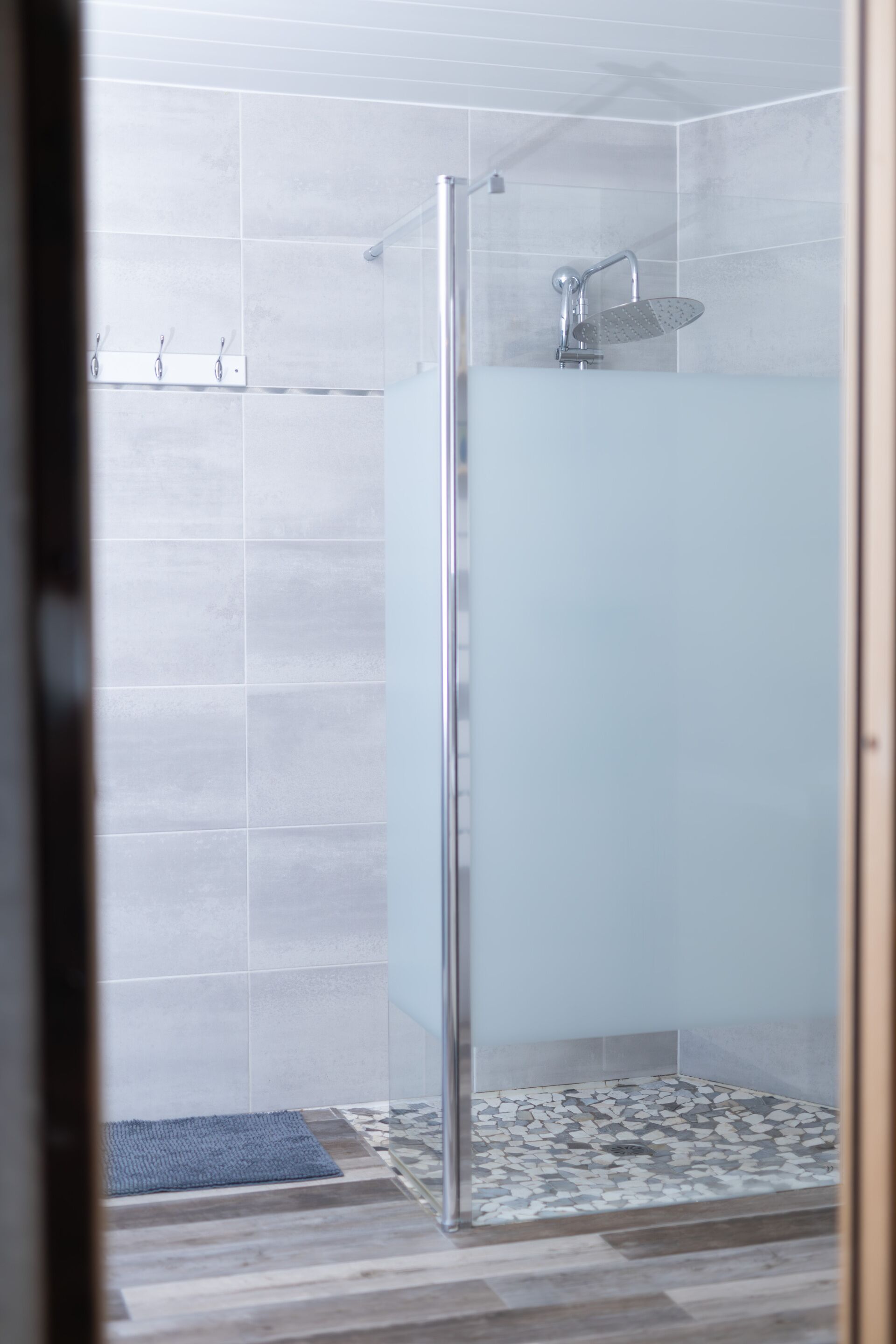 Douche, sèche-cheveux, serviettes fournies, savon