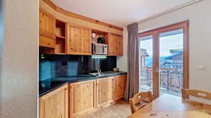 Fridge, microwave, dishwasher, coffee/tea maker