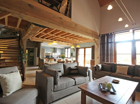 TV, fireplace. 12-person family cottage, pets allowed, near forest edge