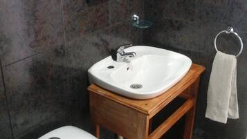 Family Quadruple Room | Bathroom | Shower, rainfall showerhead, towels