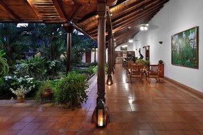 TV connectée de 34 pouces avec chaînes par câble, télévision, Netflix