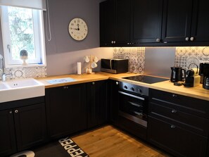 Jääkaappi, mikroaaltouuni, uuni, liesi