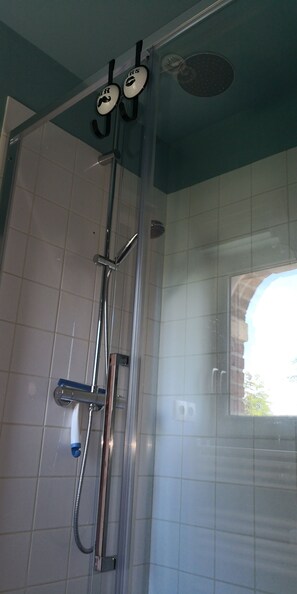 Dusche, umweltfreundliche Kosmetikartikel, Haartrockner, Handtücher