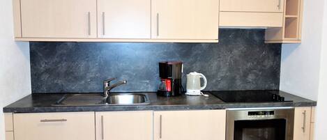Réfrigérateur, micro-ondes, lave-vaisselle, cafetière/bouilloire